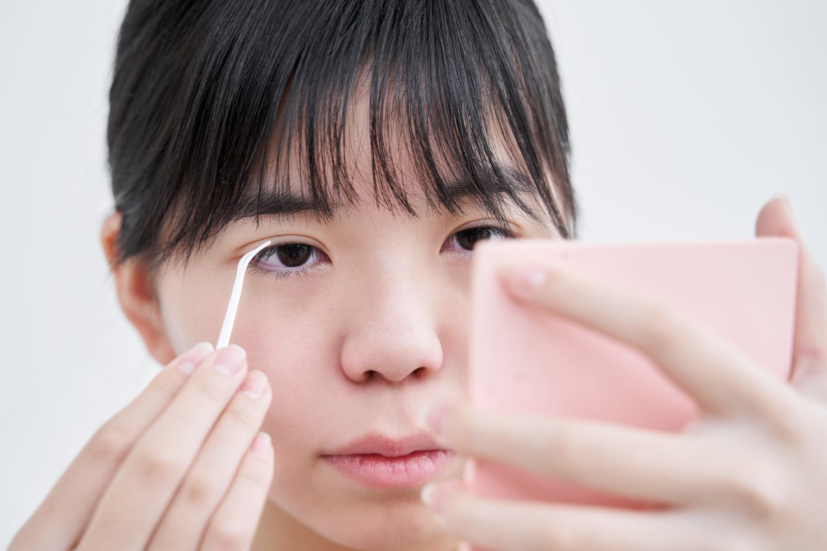 二重瞼を作る日本人女子中学生